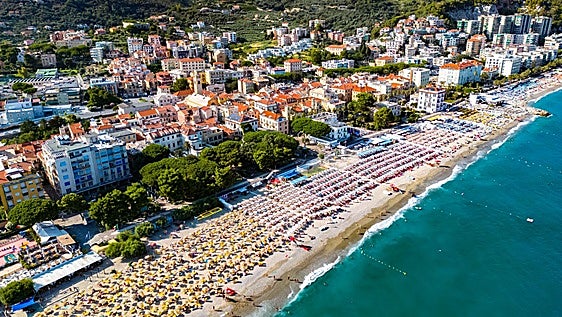 La rebelión de unas monjas en Italia por sus 50 metros de playa