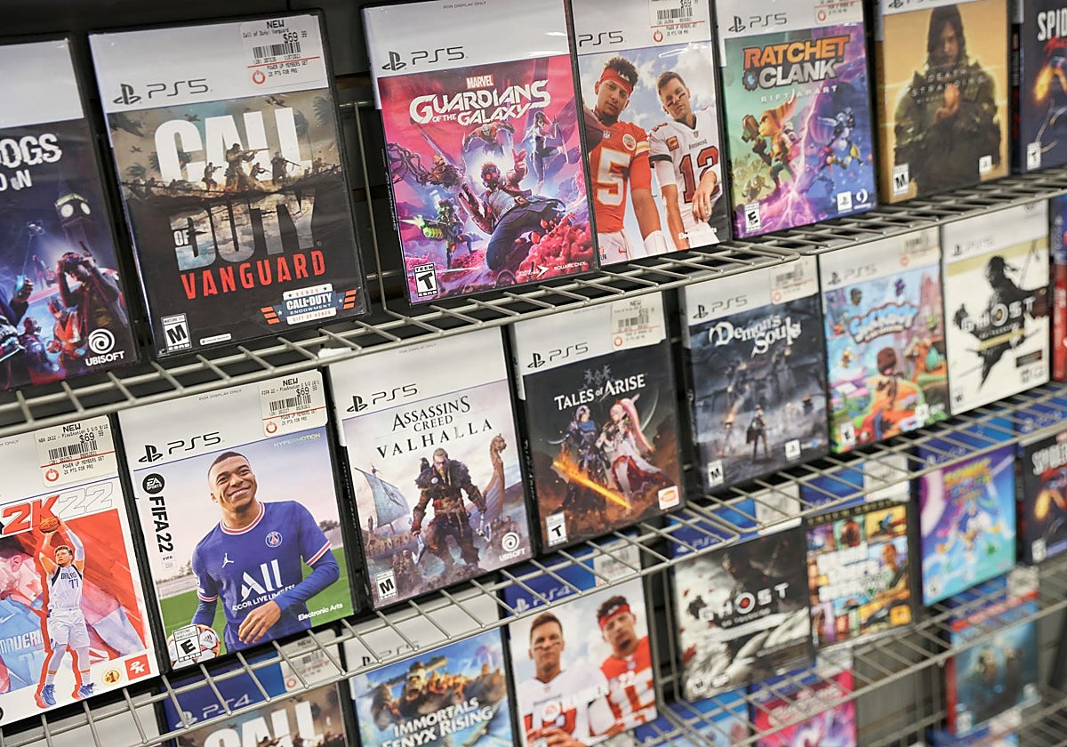 Juegos en formato físico para PlayStation 5 en la estantería de una tienda.