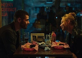 Hugo Diego García y Ester Expósito, en un fotograma de la película.