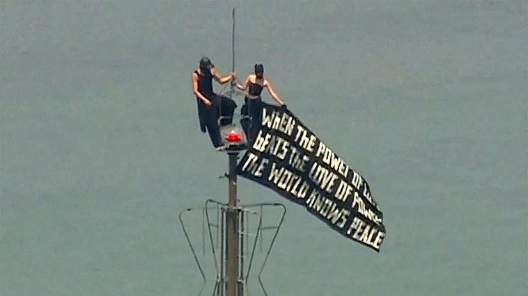 Una pareja de acróbatas escala el Empire State Building, despliega una pancarta y se compromete en la cima