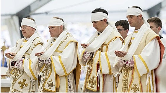 El Vaticano excomulga a los seis obispos 'lefebvrianos' que participaron en las consagraciones ilícitas