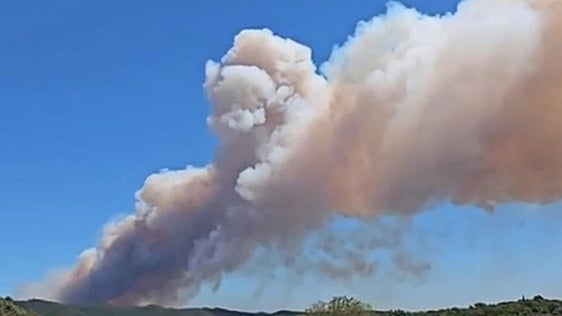 Un detenido por el incendio sin control que quema ya 2.300 hectáreas en Girona y confina a 45.000 vecinos