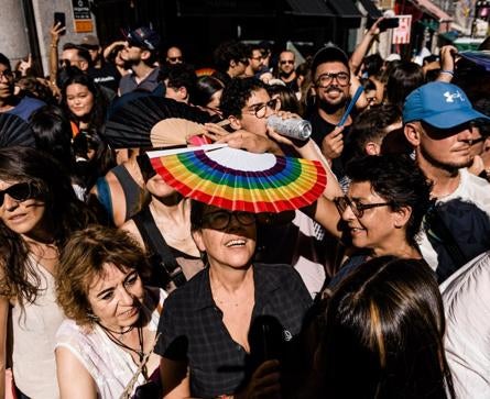 Imagen secundaria 1 - La primera foto muestra algunos de los participantes durante el pistoletazo de salida, la segunda a los asistentes de la cita y la tercera los tacones de un participante.