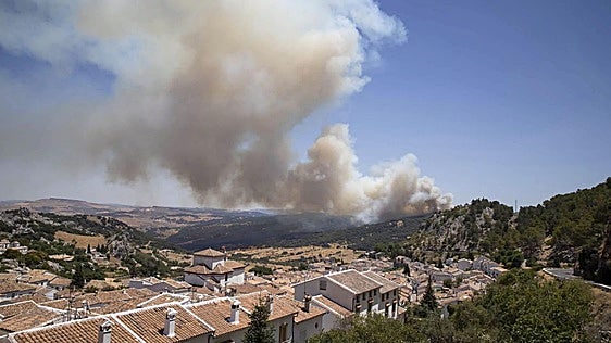 El incendio de Cádiz queda estabilizado y los 96 evacuados vuelven a sus casas