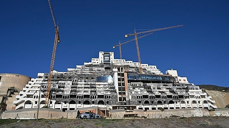 Carboneras abre la puerta al derribo de El Algarrobico tras la amenaza de acciones judiciales del TSJA