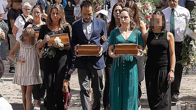 Desgarrador último adiós a la familia del bodeguero Iván Sanz Cid tras el terrible accidente de tráfico de Palencia