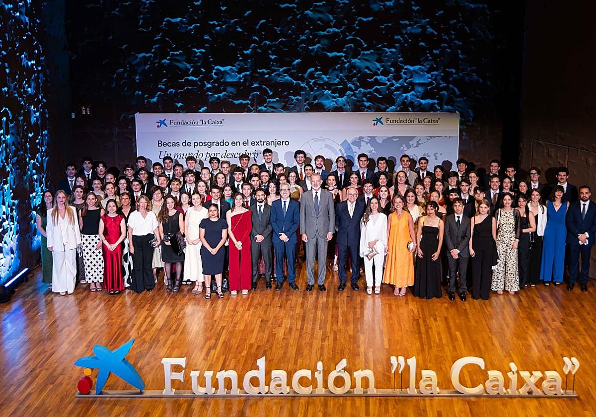 El Rey preside la entrega de las becas de posgrado en el extranjero de la Fundación 'la Caixa'