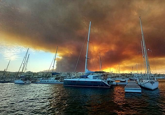 Cruz Roja instala un albergue en Los Gallardos para proteger a los vecinos evacuados.