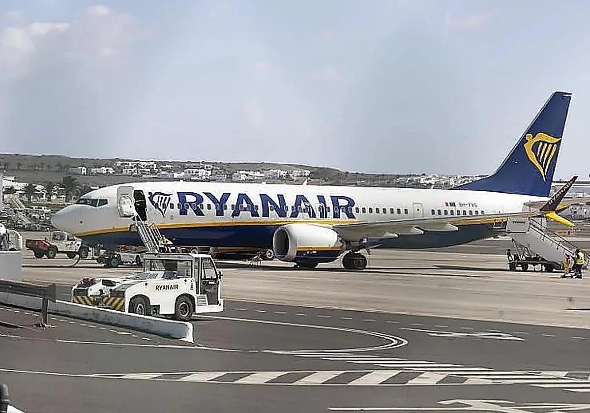 Susto en un vuelo de Ryanair: un pasajero salva la vida tras ser succionado por una ventanilla de cabina