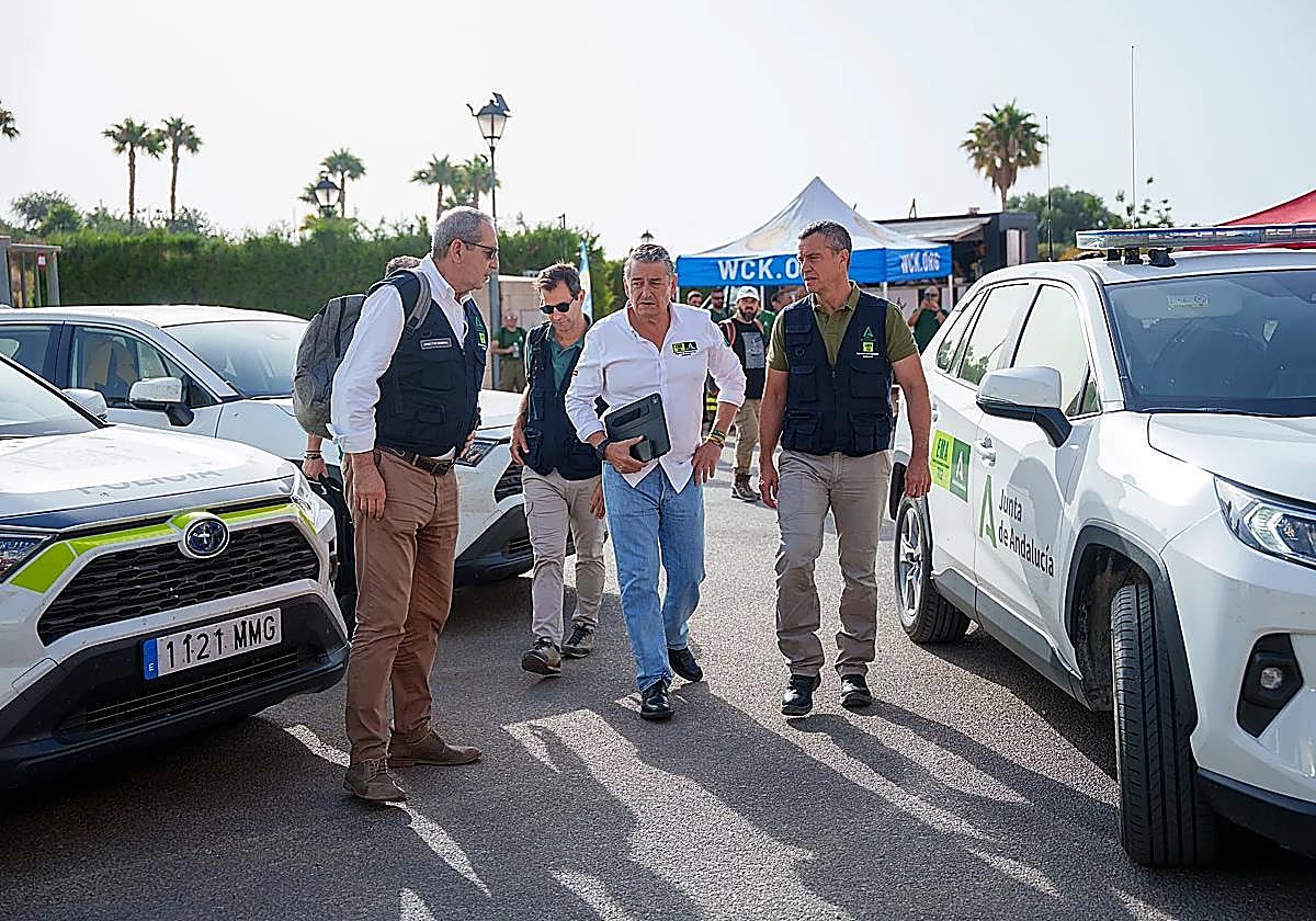 Antonio Sanz, consejero de Emergencias, con los directores de los equipos.