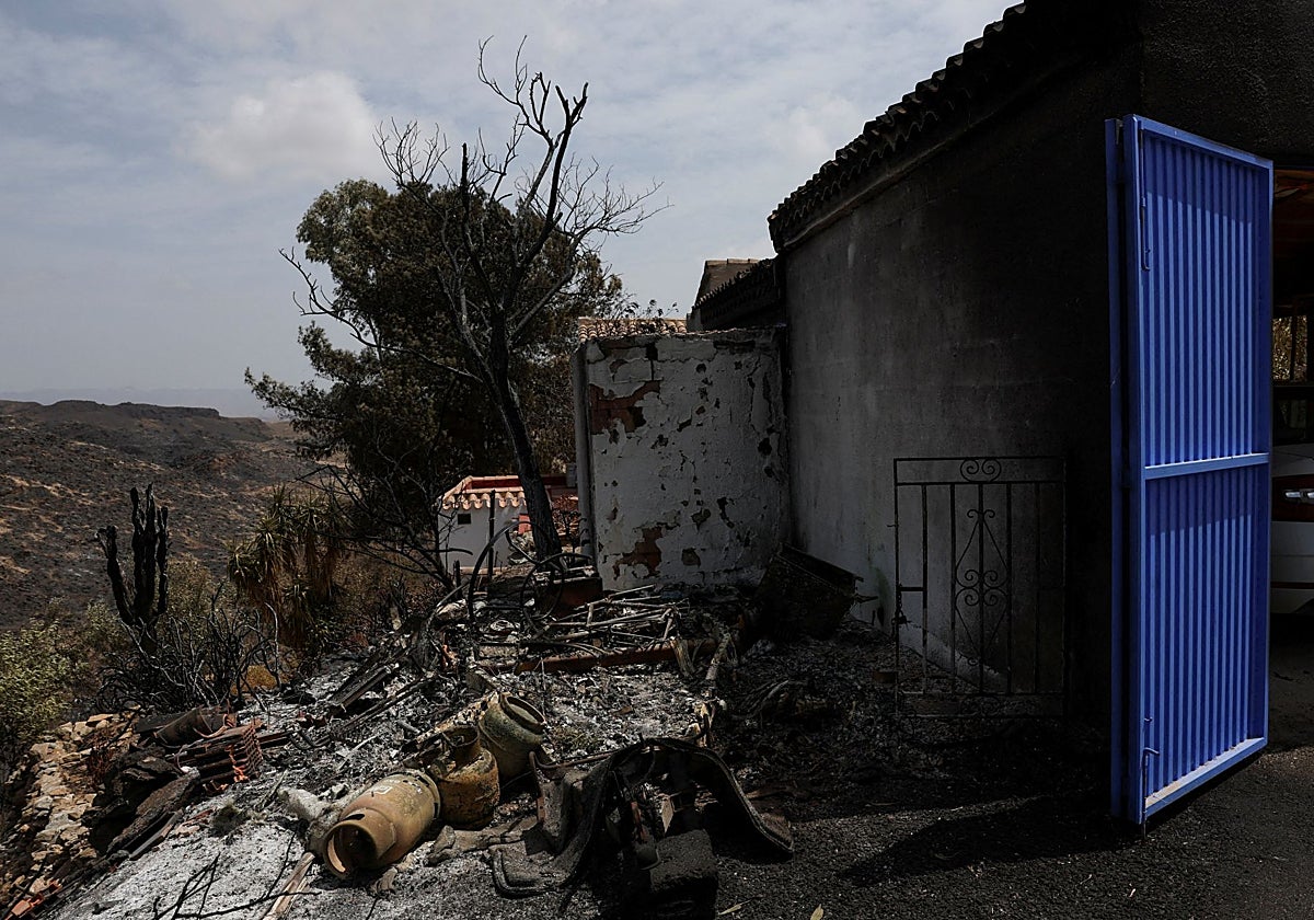 Una de las propiedades dañadas por el incendio en Los Gallardos.