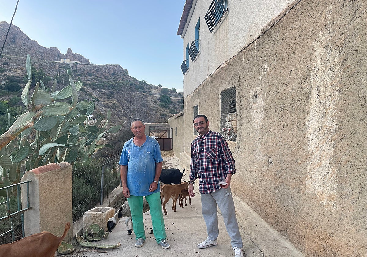 Toni y Ramón, los últimos vecinos en salir de Bédar, regresan a casa: «Es mejor ni mirar el paisaje»
