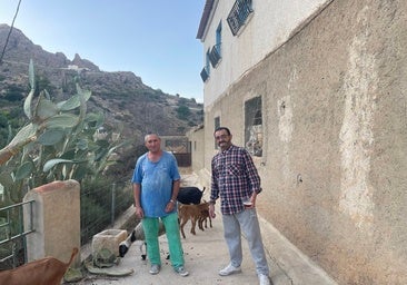 Toni y Ramón, los últimos vecinos en salir de Bédar, regresan a casa: «Es mejor ni mirar el paisaje»