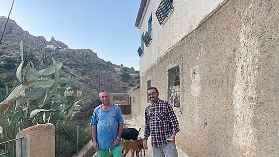 Toni y Ramón, los últimos vecinos en salir de Bédar, regresan a casa: «Es mejor ni mirar el paisaje»