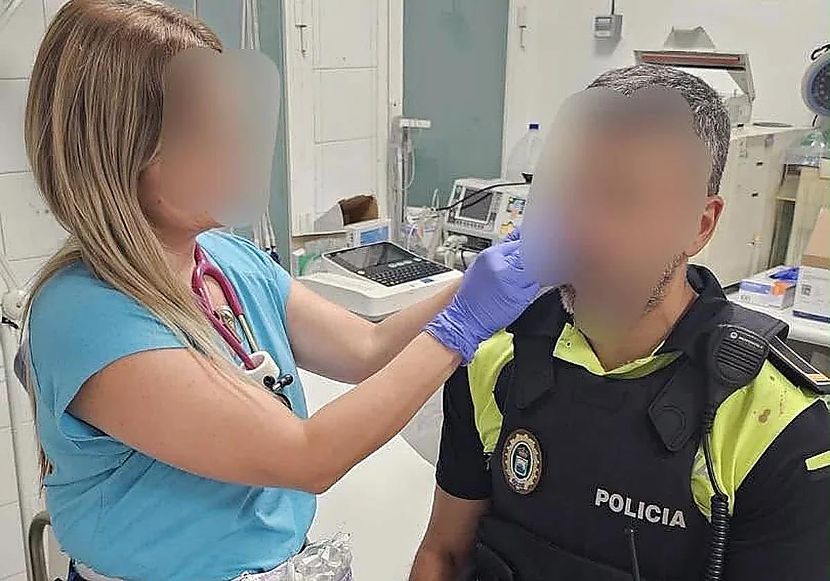 Imagen del efectivo herido recibiendo asistencia sanitaria, compartida por el Ayuntamiento de Fuengirola.