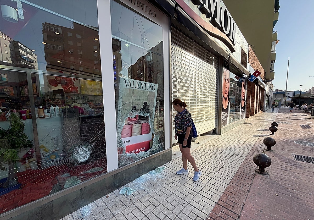 Así ha quedado el escaparte de la tienda tras el alunizaje.