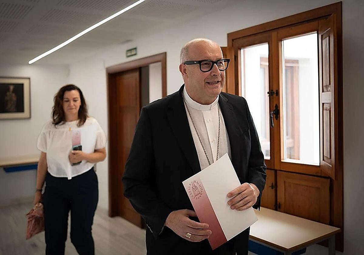El obispo de Málaga, este miércoles, en su comparecencia ante los medios de comunicación.