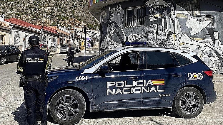 Detenido en Alicante por disparar y golpear a dos familiares de su expareja durante el partido de España