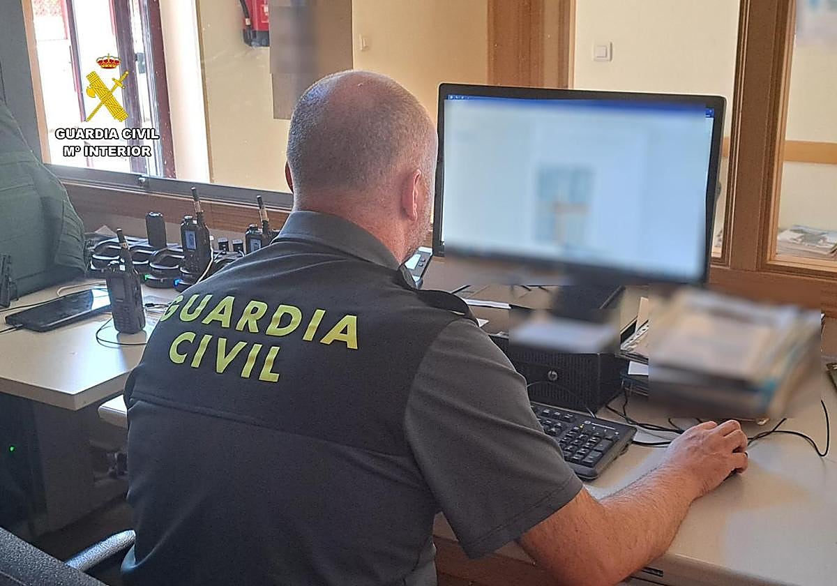 Un agente de la Guardia Civil trabaja con un ordenador