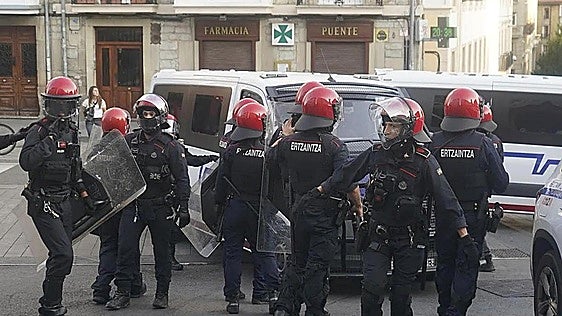 Tres radicales detenidos por atacar encapuchados a vitorianos que celebraban el Mundial de España