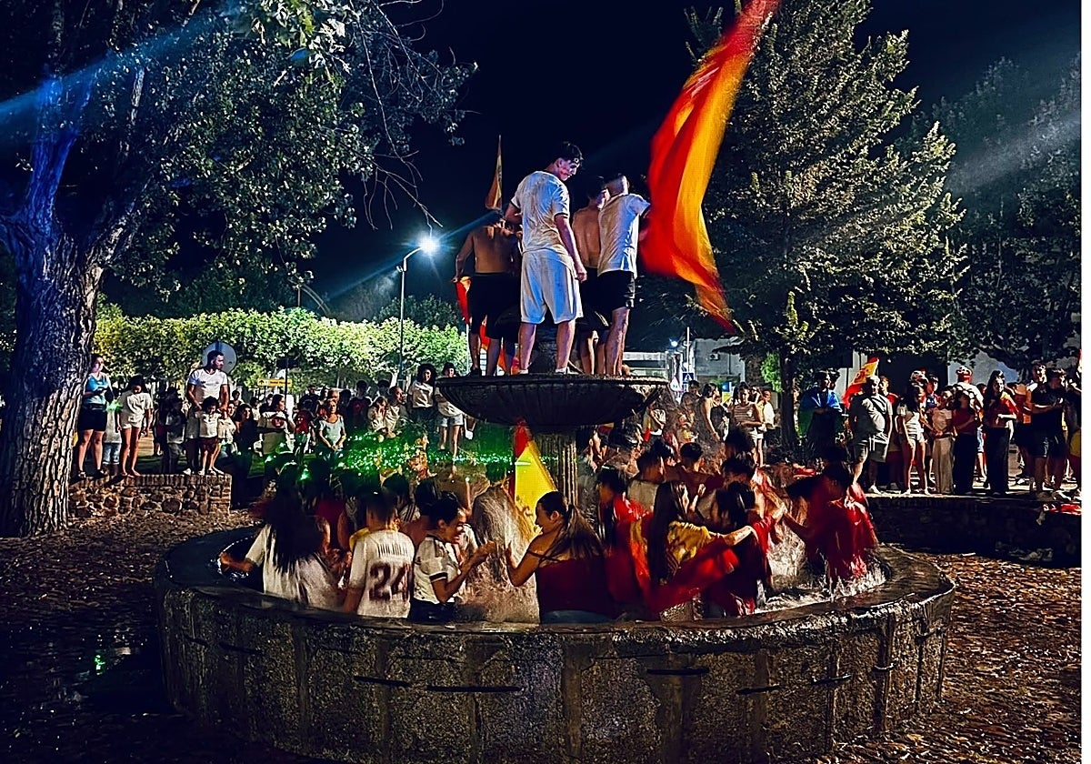 Muere un niño de 14 años en Ciudad Rodrigo tras desprenderse una fuente en la fiesta del Mundial
