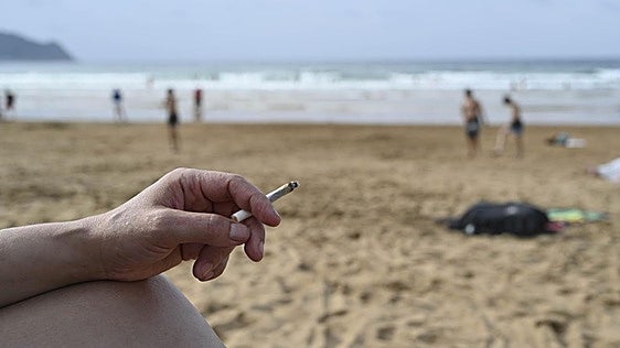 Ni cigarrillos ni vapeo en terrazas, playas y piscinas: la ley antitabaco amplía los espacios sin humo
