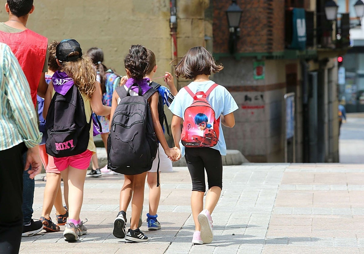 Monitores de un campamento en Guipúzcoa reprenden a una niña de 9 años por pintar una bandera española