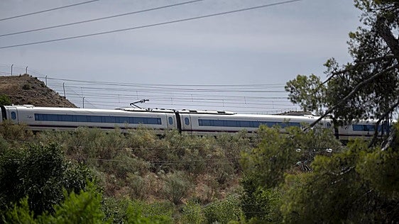 Restablecida gradualmente la conexión AVE entre Madrid y Barcelona tras un incendio en Mejorada del Campo próximo a la vía