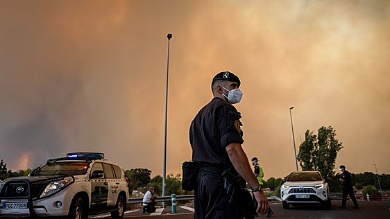 El fuego avanza fuera de control y afecta a cerca de 63.000 personas en Ávila y Madrid