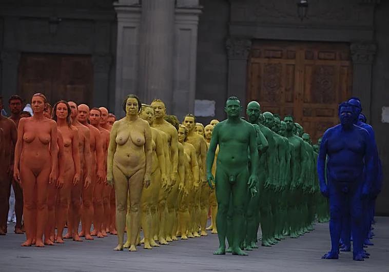 Imagen principal - El amanecer desnudo en una plaza de Las Palmas de Gran Canaria que enfada a la Iglesia