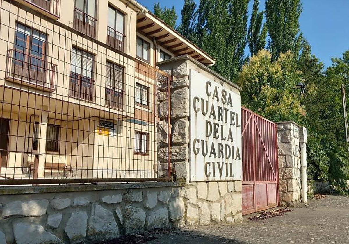 Asaltan un cuartel de la Guardia Civil, apedrean una patrulla y hablan por la emisora mientras dormían los agentes