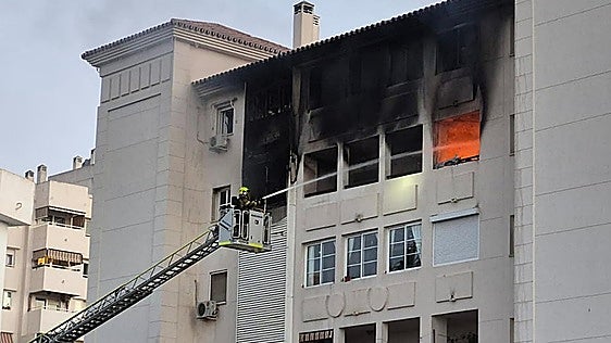 La madre en estado crítico tras el incendio de Benalmádena es evacuada a Sevilla con el 70% del cuerpo quemado
