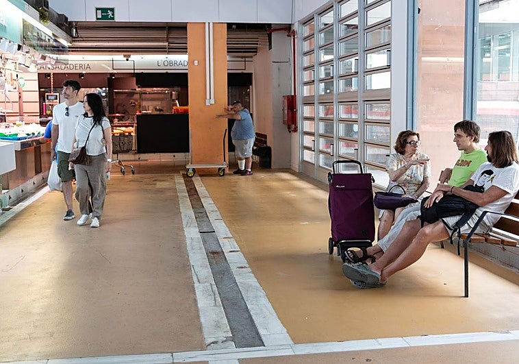 Farmacias, supermercados y hasta un escape-room: así teje Barcelona su red líder de refugios climáticos