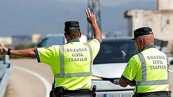 Multan a una pareja pillada manteniendo relaciones mientras conducían por la A-7 en Marbella