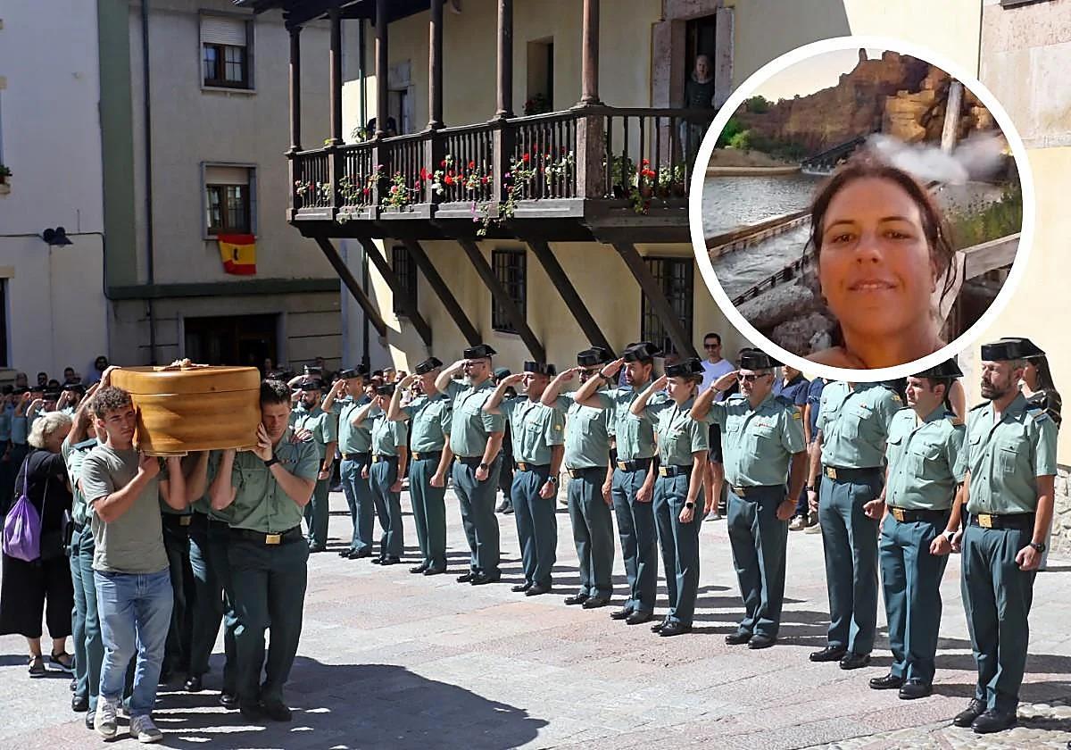 Agentes y familiares portan el féretro de Laura Cruz, en el círculo.