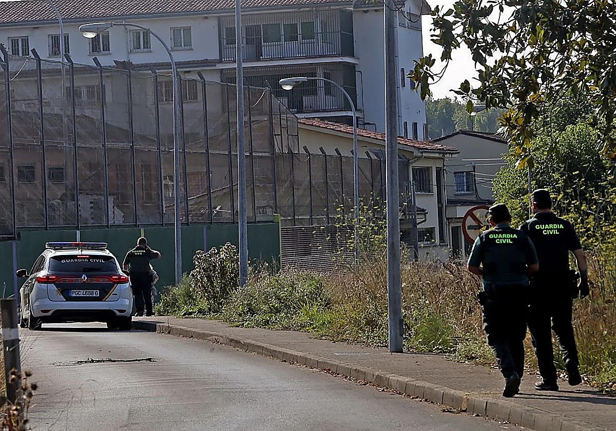 Agentes de la Guardia Civil vigilan el acceso al centro de internamiento de menores de Sograndio tras el motín del pasado lunes.