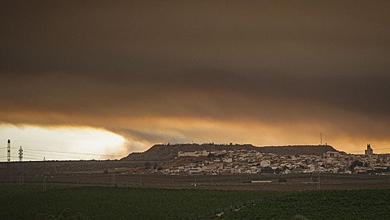El incendio de Huelva supera las 31.000 hectáreas y el eclipse ha limitado el periodo de operatividad de los medios aéreos