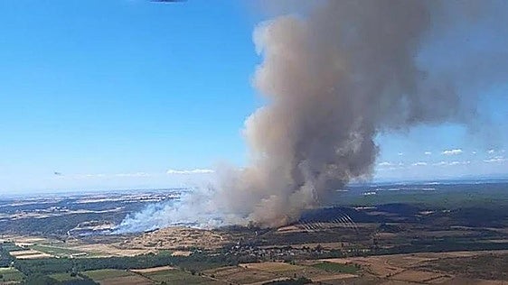 El arduo trabajo de los medios de extinción permite dejar «sin llama activa» y estabilizar el incendio de León