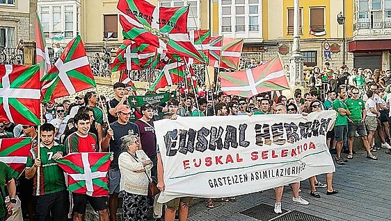 La Policía Nacional detiene a seis personas en Vitoria por intentar agredir a un joven que llevaba una camiseta de la selección española