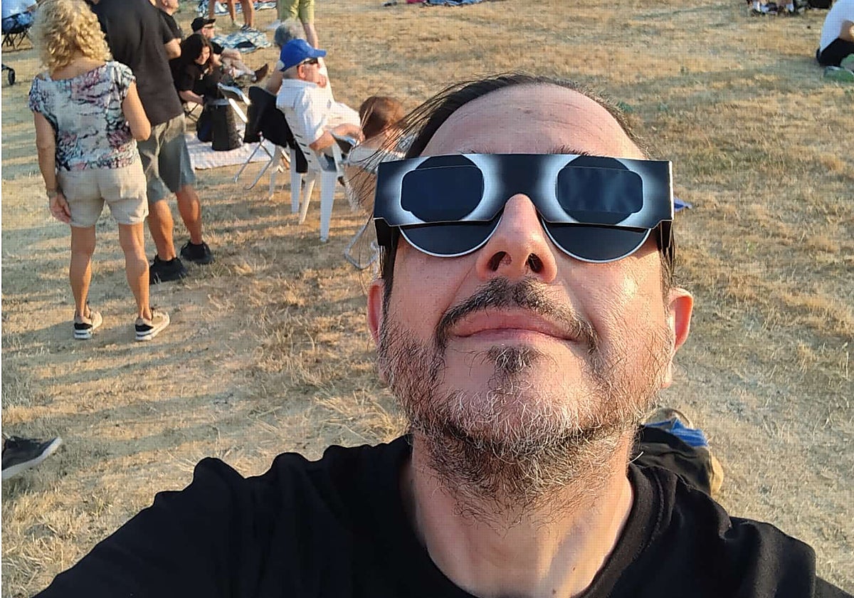 Emilio García, astrofísico del Instituto de Astrofísica de Andalucía, en una pedanía de Soria, durante el eclipse