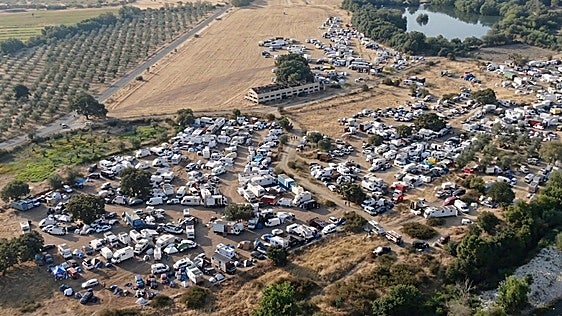 Más de 3.000 personas se concentran en una 'rave' ilegal en Cáceres