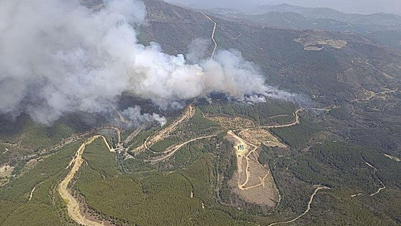 El incendio en Las Hurdes sube a nivel 2 y se elevan a más de 700 las personas evacuadas de diez alquerías