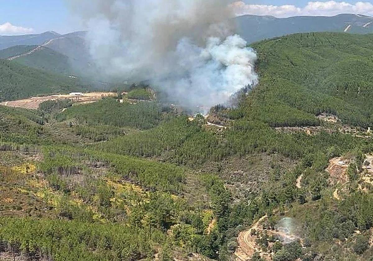 Extremadura activa el Plan Especial de Protección Civil por el incendio en Las Hurdes y desaloja la alquería de Avellanar