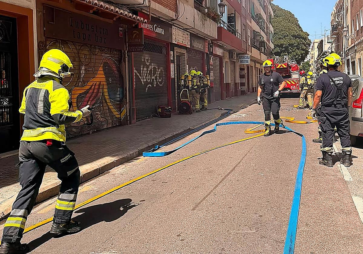 Tres horas de tensión en un edificio de Valencia por un hombre que se atrincheró en su casa y le prendió fuego