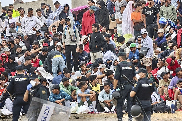 Detenidas cinco personas de dos organizaciones por tráfico ilícito de migrantes desde Ceuta a la península