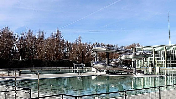 Multas de hasta 3.000 euros para cuatro menores por defecar en una piscina municipal de Burgos
