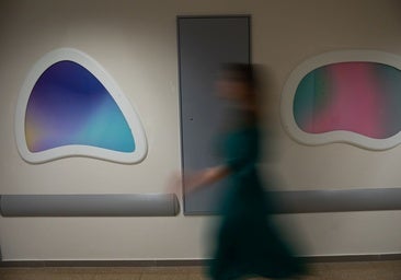 Una mujer pasa por la consulta de salud mental de un hospital.