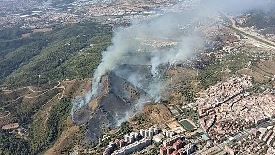 Un incendio en Collserola obliga a desalojar a los vecinos de un barrio de Barcelona