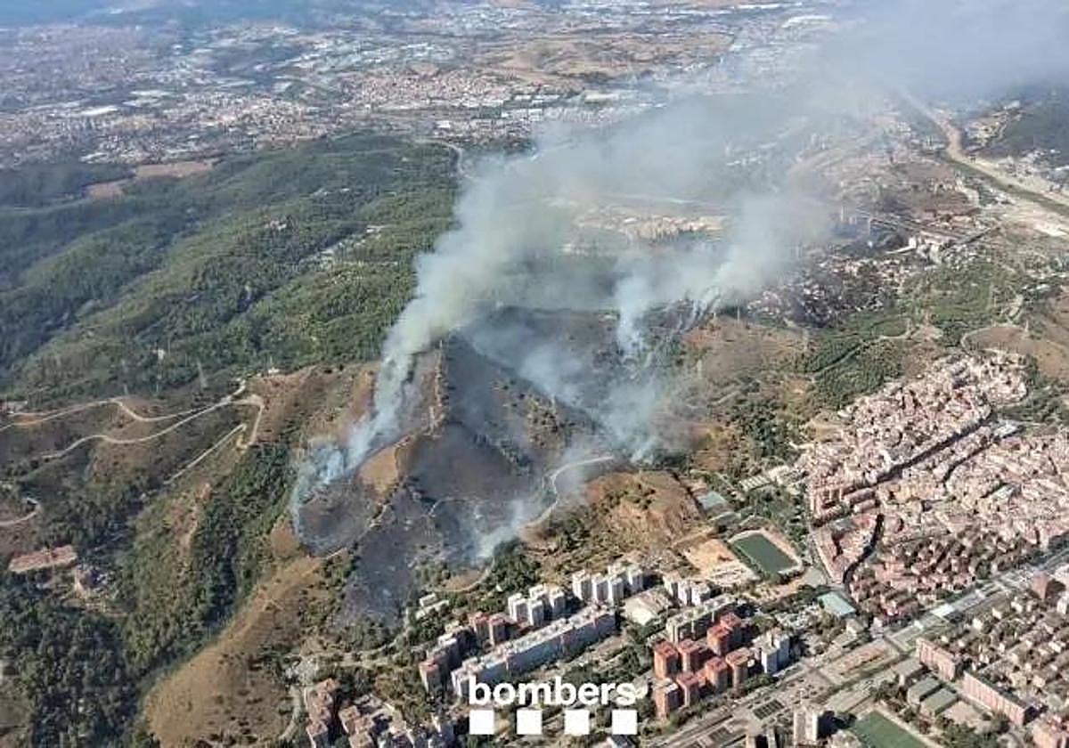 Un incendio en Collserola obliga a desalojar a los vecinos de un barrio de Barcelona