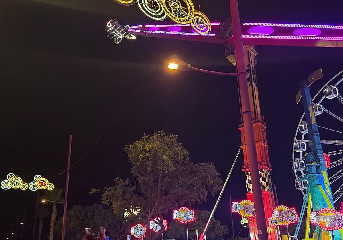 Rescatan a ocho personas atrapadas a 50 metros de altura tras un fallo en una atracción de feria en Almería